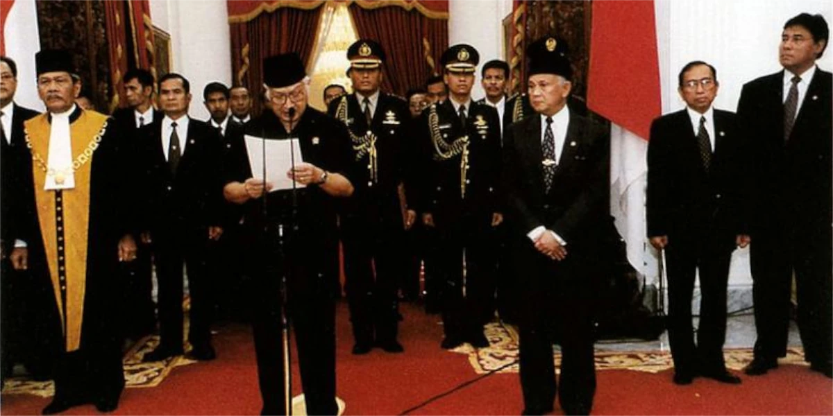 Pidato Pengunduran Diri Presiden Soeharto di Istana Negara pada tanggal 21 Mei 1998 pukul 09.00 WIB (Sumber foto: kebudayaan.kemdikbud.go.id).